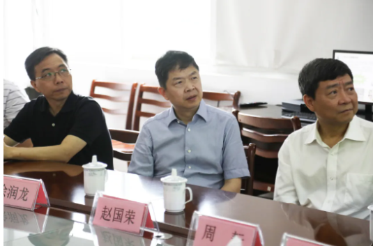 6月4日，省市场监管局党委委员、副局长，省药品监管局党组书记、局长徐润龙带队来公司开展“三服务”活动